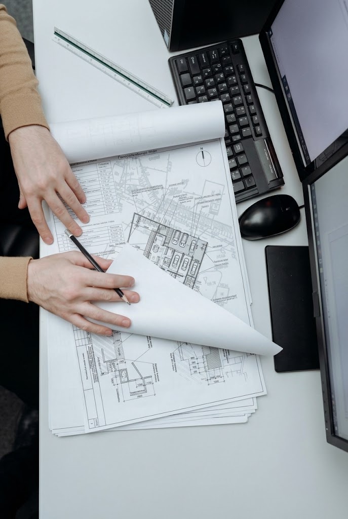 Planos y documentación técnica en mesa de trabajo del estudio